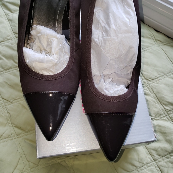Ross Hommerson CHIC!Brown Leather and Stretch 7-WIDE Kitten Heel Pumps - Picture 2 of 5
